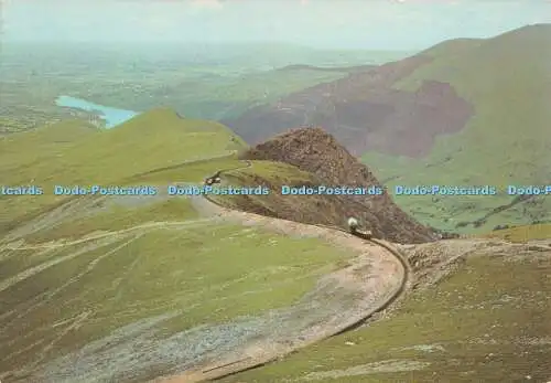 D115423 Snowdon Mountain Railway. Panoramablick auf einen Zug am Bahnhof Clogwyn