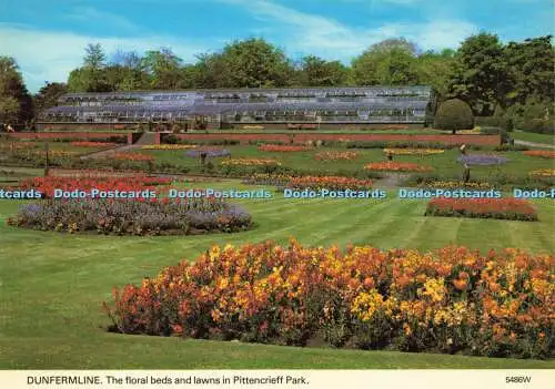 D157944 Dunfermline. Die Blumenbeete und Rasenflächen in Pittencrieff Park. Whiteholme.