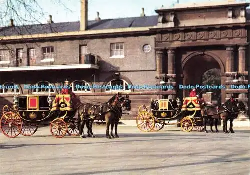 D164069 Buckingham Palace. The Royal Mews. Die Glaskutsche und ein Landeslandau in