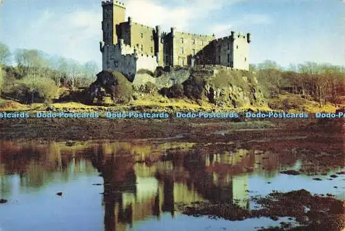 D164112 Schottland. Dunvegan Castle. Isle of Skye. Reflektiert im Wasser von Loch