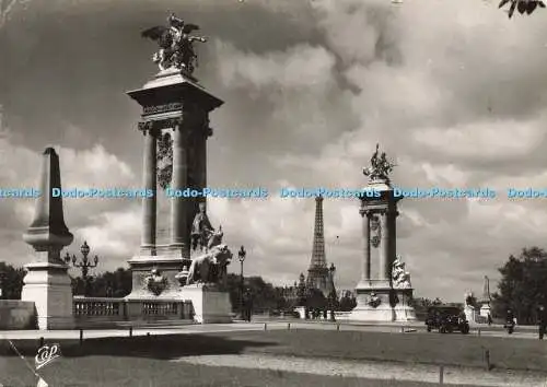 D164623 Paris. Le Pont Alexandre III. Et la Tour Eiffel. C. A. P. RP. 1952