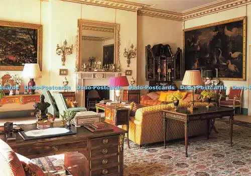 D166744 Clarence House. Das Gartenzimmer. H. M. Queen Elizabeth II. Christopher S