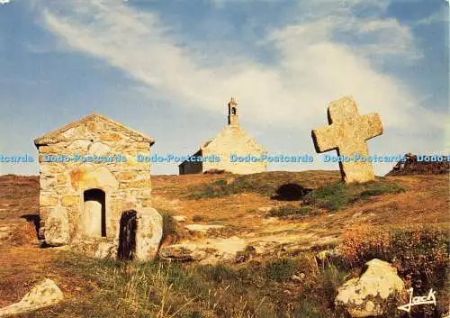 D165960 Kersaint Landunvez. St. Samson Kapelle Der Brunnen und das Kreuz. Wagenheber