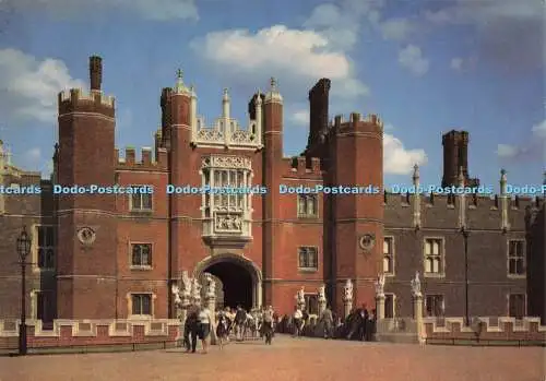 D166042 Middlesex. Hampton Court Palace. Das große Torhaus und die Grabenbrücke. Mi