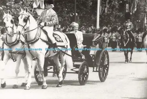 D163145 H.M. Queen Elizabeth II. Bei der Trooping the Colour Zeremonie. P. und J.