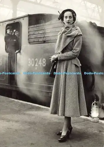 D167556 London. Mode für Reisen. Lee Miller. BBC Homes and Antiques Magazine