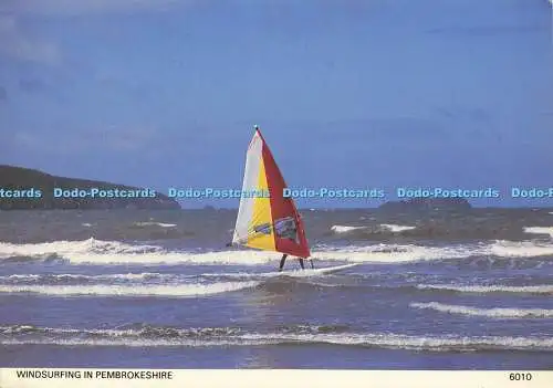 D163431 Windsurfen in Pembrokeshire. Pembrokeshire Eye Postkarten. Haven Colourp