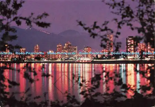 D182019 Kanada. Vancouver. B. C. Die Skyline der English Bay bei Nacht. Naturfarbe