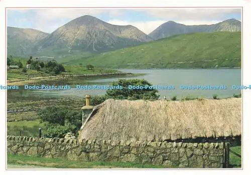 D184263 Isle of Skye. Reetdachhaus am Ufer des Loch Ainort und der Rugge