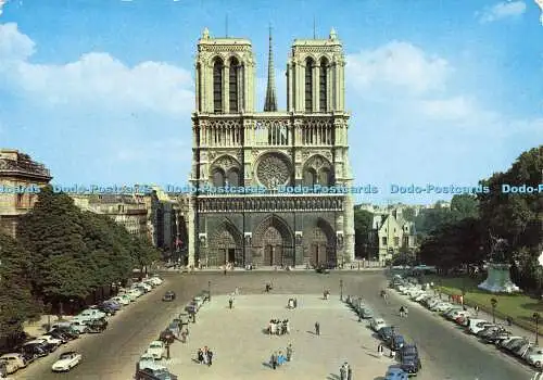 D184269 Paris. Notre Dame de Paris et le Parvis. 1964