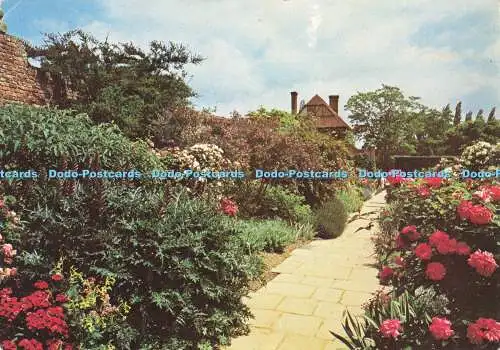 D181293 Kent. Sissinghurst Castle. Der Rosengarten. Die Curwen Presse. John Bethe