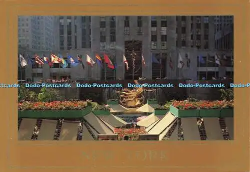 D184424 New York. Prometheus und Brunnen im Rockefeller Plaza mit Flaggen der