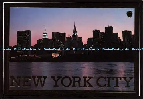 D184426 New York City. Die funkelnde Skyline von Mid Manhattan glitzert und reflektiert