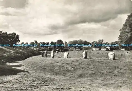 D183314 Avebury. Wiltshire. Südwestlicher Sektor des Grabens und äußerer Kreis. Ansicht