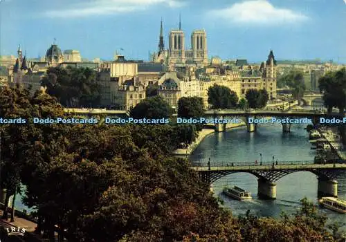 D181790 Paris. Au Dela du Pont des Arts et du Pont Neuf. Chantal. Iris