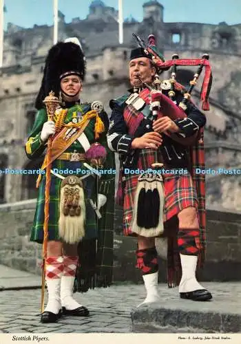 D186645 Scottish Pipers. John Hinde. E. Ludwig