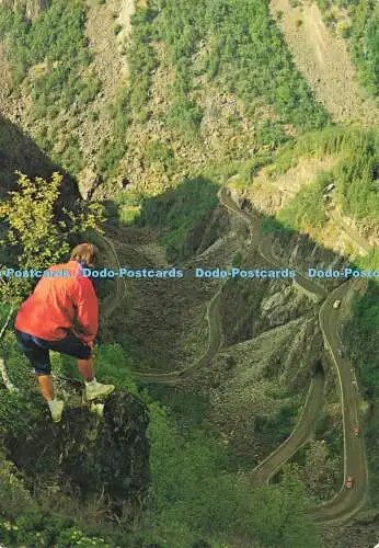 D186747 Norwegen. Blick Richtung Straße und Kurven im Mabodalen-Tal. Aun