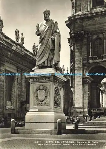 D185225 Citta del Vaticano. Statua di S. Pietro nella Piazza Omonima Presso l Ar