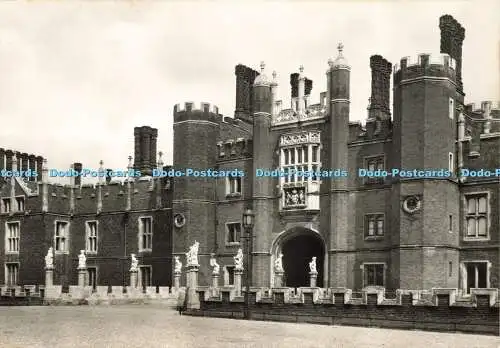 D190308 Middlesex. Hampton Court Palace. Das große Torhaus und die Brücke. Ohr