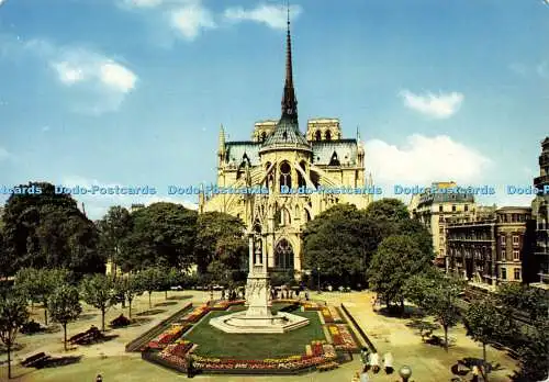 D190528 Paris. 457. Chevet de Notre Dame et Square de lArcheveche. Chantal