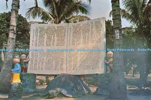 D190641 unbekannter Ort. Statuen von Kindern mit einem Buch und Riesenschildkröte