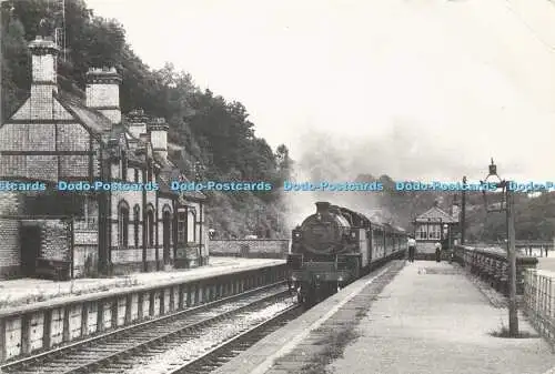 D190846 Motor Nr. 42136 mit einem Zug von Lake Side vorbei am Bahnhof Greenodd auf