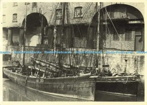 D187757 Versand auf dem Mersey 1930. CS 5 Smacks im Albert Dock. Leicht