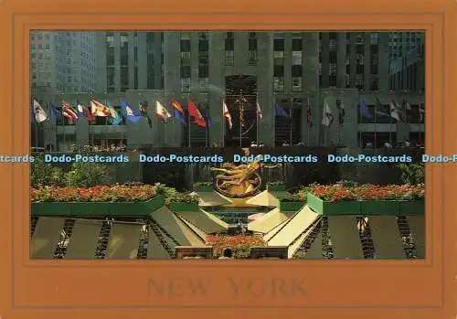 D191112 New York. Prometheus und Brunnen im Rockefeller Plaza mit Flaggen der