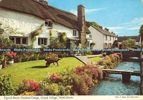 D189526 North Devon. Croyde Village. Typisch Devon Reetdach College. John Hinde.