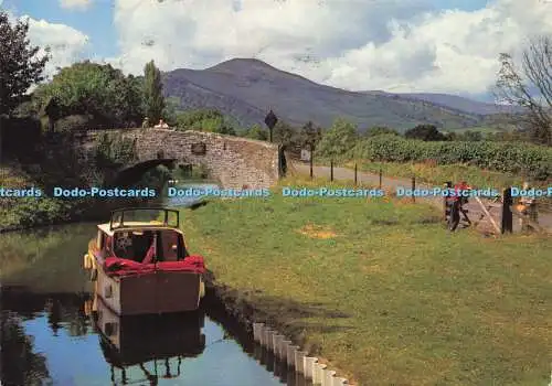 D189573 Powys. Llangynidr. Der Brecon Abergavenny Kanal mit Blick auf Cefn Cyff