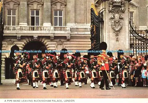 D189693 London. Ein Pfeifenband verlässt den Buckingham Palace. Photo Precision Limited.