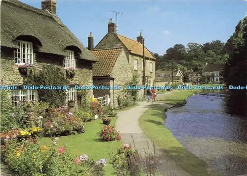 D170858 North Yorkshire. Thornton Le Dale. Reetdachhaus und Beck Isle. Richter