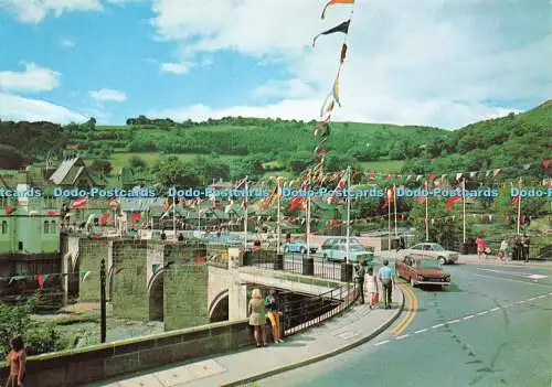 D172104 Llangollen. Ein Blick auf den 14. Jahrhundertbrücke über den Fluss Dee. J.