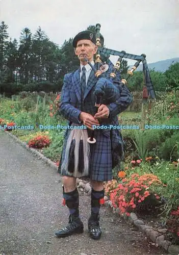 D173666 Wester Ross. Piper Murdo Matheson in den Gärten des Loch Torridon Hotels.