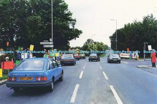 D169679 Hunderte Demonstranten stehen am Straßenrand auf der bestehenden A. 27. R