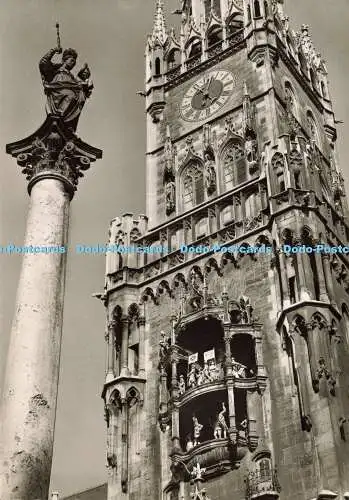 D174028 Patrona Bavariae und Glockenspiel im Turm des Rathauses. Manfred Huckau