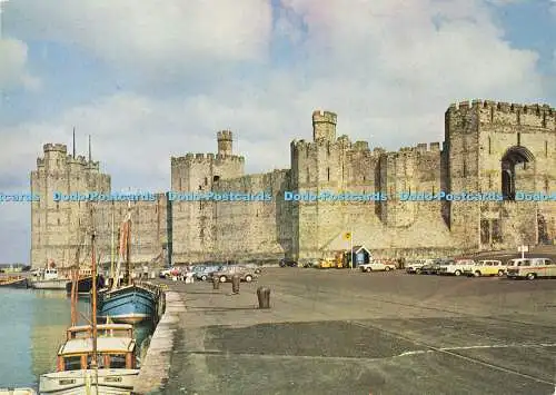 D172832 Caernarvon Castle. Blick von Südosten zeigt Queen Gate. W. S. Cowell