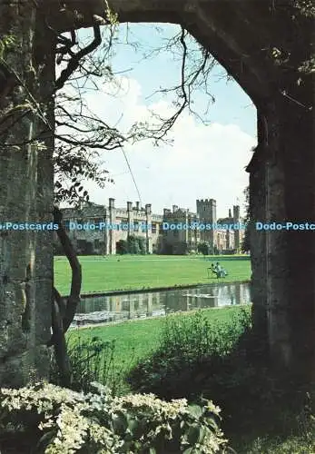 D174402 Gloucestershire. Zehnte Scheune von Sudeley Castle. Gesamtansicht aus dem Med