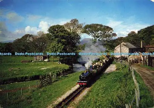 D175750 The Ravenglass and Eskdale Railway. Muncaster Mill Halt passieren. Alongsi