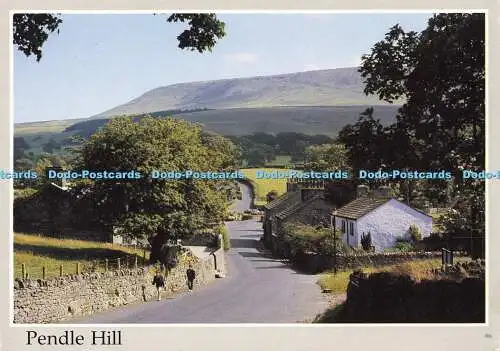 D175381 Pendle Hill. Lancashire. aus dem Dorf Downham. in der Nähe von Clitheroe. Ju