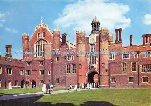 D179508 Middlesex. Hampton Court Palace. Anne Boleyn Gateway and the Great Hall