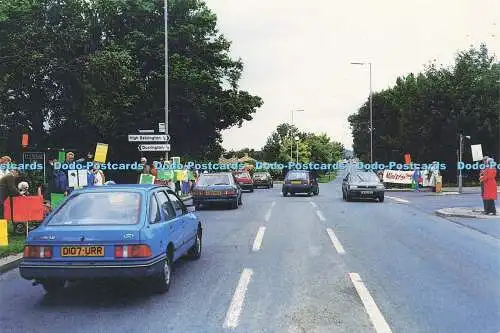 D179517 West Sussex. Hunderte Demonstranten stehen am Straßenrand im Exis