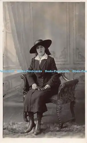 R192169 Frau sitzt mit Hut E Thomas alte Fotografie Postkarte