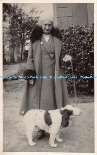 R192386 Frau Hundemantel Postkarte