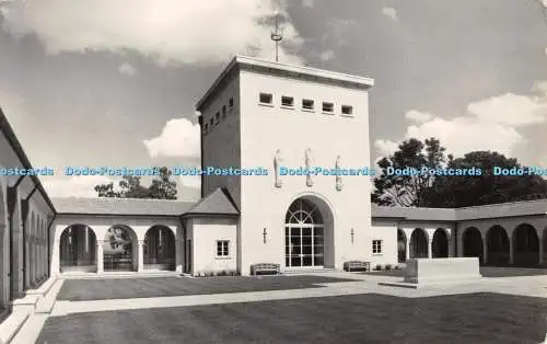 R194416 Das Runnymede Memorial Sir Edward Maufe R A im Kreuzgang zeigt