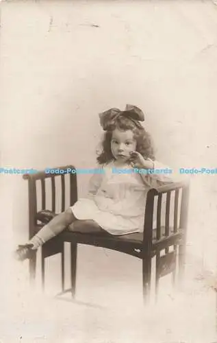 R195777 Mädchen Stuhl Bogen alte Fotografie Postkarte Die idealen Studios