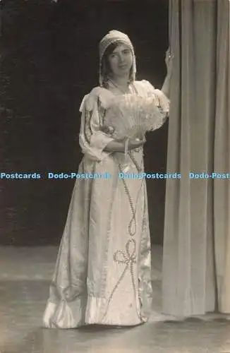 R195343 Frau trägt ein Kleid alte Fotopostkarte