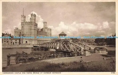 R196537 Schloss Caernarvon und Drehbrücke am Hafeneingang Photochrom