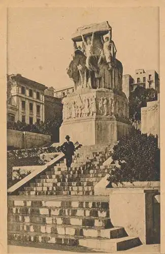 PC52564 Alger. Le Monument aux Morts. Monoprix