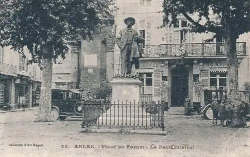 PC51883 Arles. Place du Forum. Le Poete Mistral. L. Danesi. Nr 23. B. Hopkins